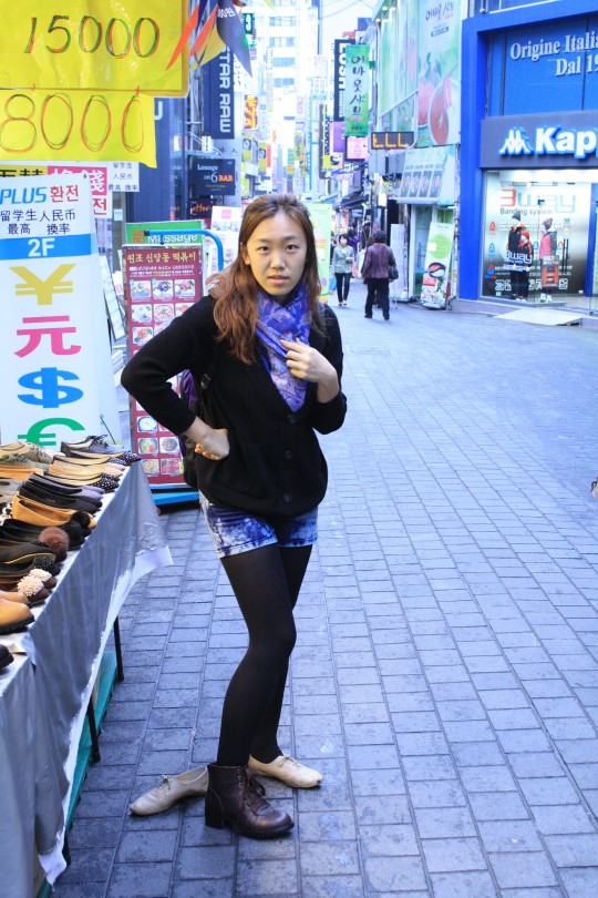 Me trying on boots on the street ^^